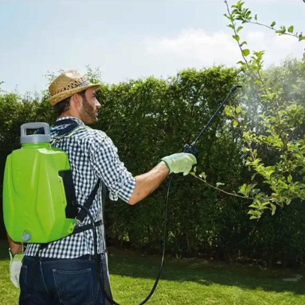 Verdemax 8 litre battery backpack sprayer with spray lance, battery and charger in action